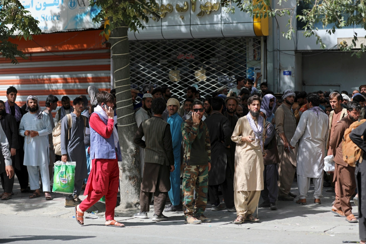 Bank Runners In Afghanistan See No Cash, Sought To Flee The Country After Taliban Takeover 1