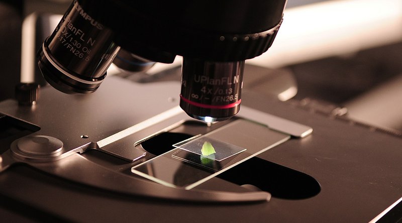 From Bench to Bedside: Enabling Reproducible Commercial Science via Blockchain 1