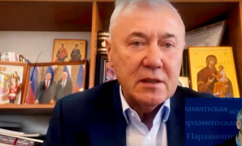 Rusya Devlet Duması Finans Piyasaları Komitesi Başkanı Anatoli Aksakov, bu hafta bir röportajda konuşuyor. (Kaynak: Parlamento Gazetesi/Ekran Görüntüsü)