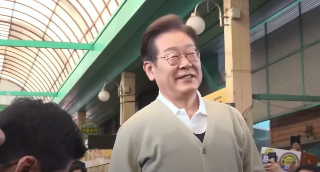 Lee Jae-myung, candidate for the South Korean presidency, speaking at an event in a market in North Chungcheong Province on May 6.