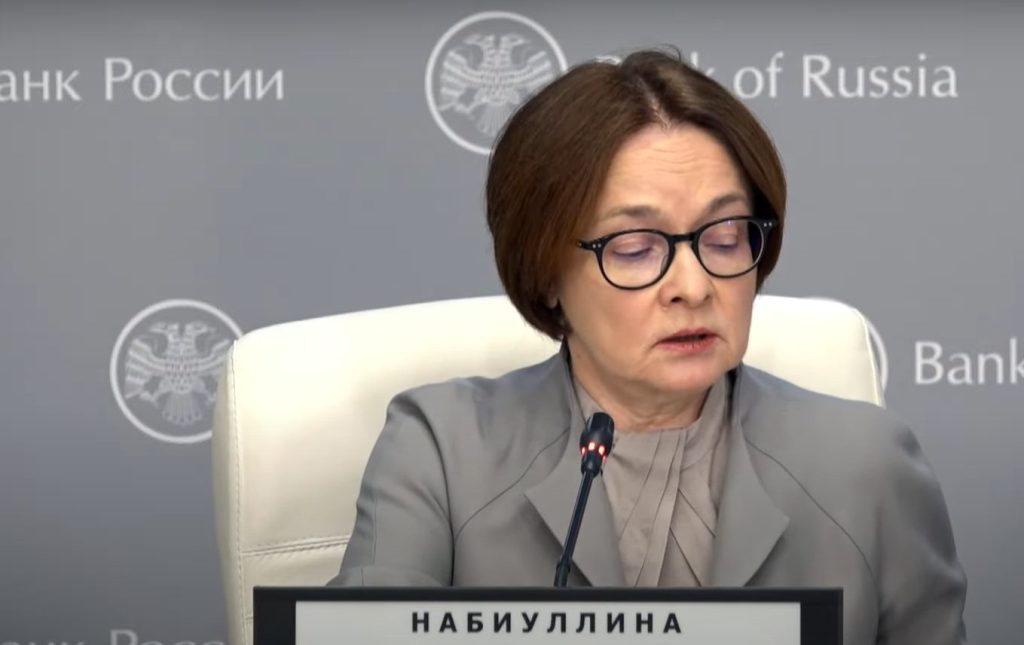 محافظ البنك المركزي الروسي إلفيرا نابوليتانا تتحدث خلال مؤتمر صحفي