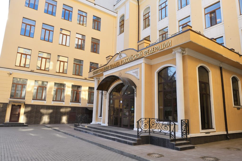 مبنى أصفر اللون في إحدى الشوارع الروسية