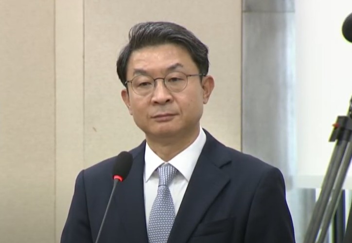 Lee Eok-won, South Korea’s Former Vice Minister of Strategy and Finance and the nominee for the post of Financial Services Commission chairman, taking questions from lawmakers at the National Assembly on September 2.