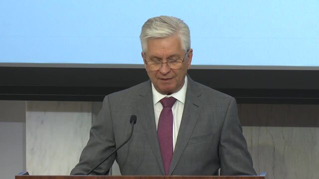 حاكم الاحتياطي الفيدرالي كريستوفر والر متحدثاً في افتتاحية المؤتمر