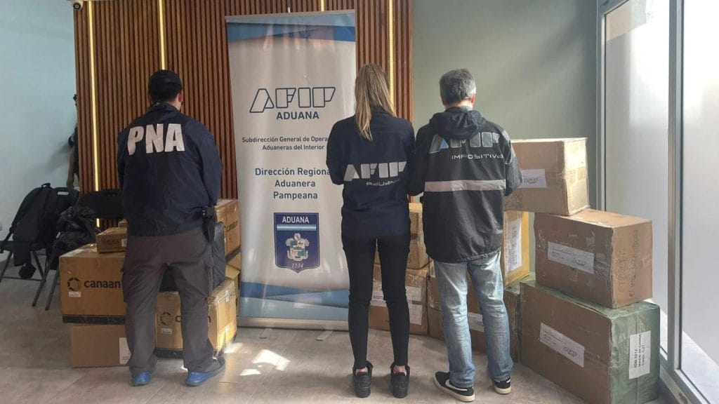 Funcionarios de la Direcci&oacute;n Nacional de Impuestos (DINA) de la Aduana Pampeana, frente a la mercader&iacute;a decomisada. (Fuente: AFIP)