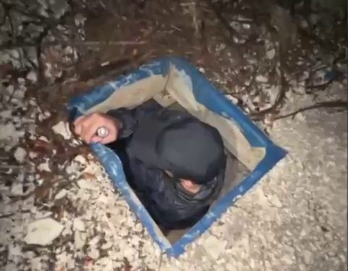 Investigador examina &ldquo;granja&rdquo; ilegal de miner&iacute;a cripto en Daguest&aacute;n. (Fuente: Gabinete de Ministros de Daguest&aacute;n/Telegram/Captura de pantalla)
