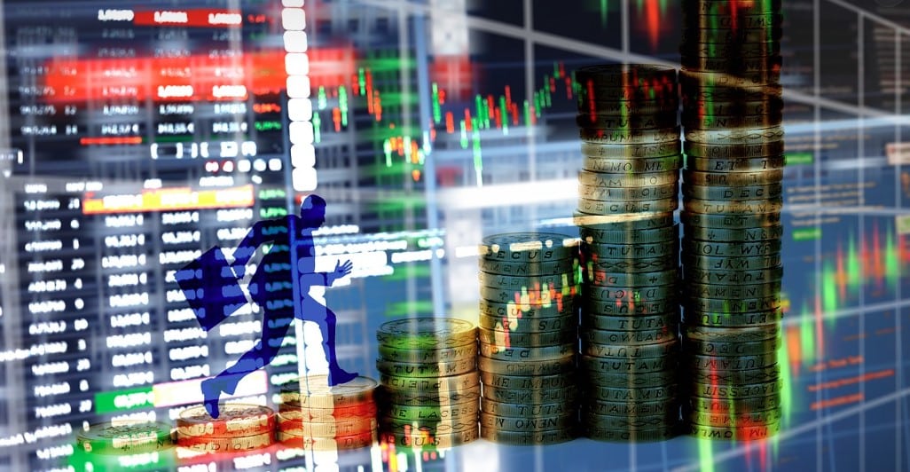 Melhores corretoras de criptomoedas - Gráfico com um degrau de criptomoedas e um homem de negócios os subindo