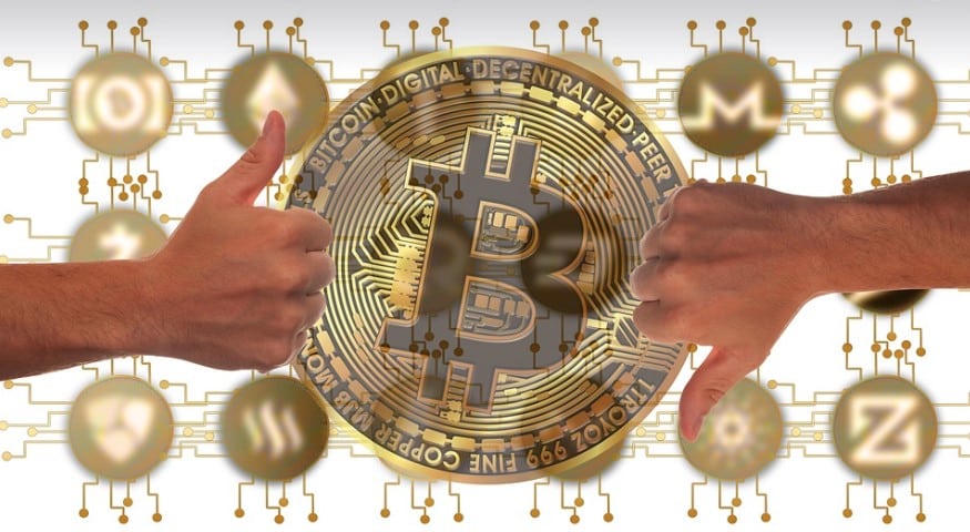 Fundo de criptomoedas com uma mão de polegar para cima do lado esquerdo e mão com polegar para baixo do lado direito