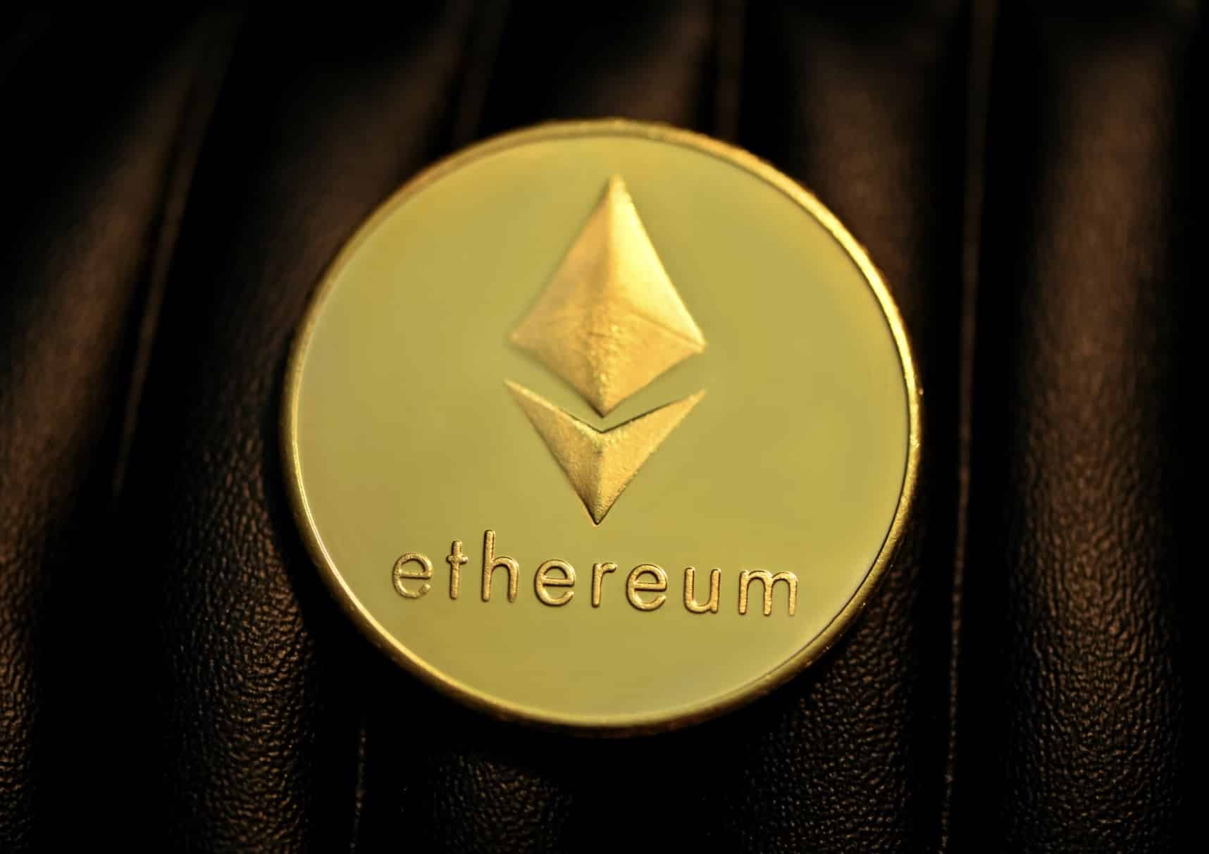 ethereum gull mynt på mørk bakgrunn