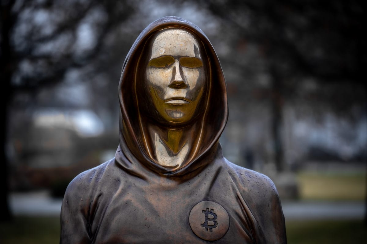 statue av skaperen av bitcoin Satoshi Nakamoto