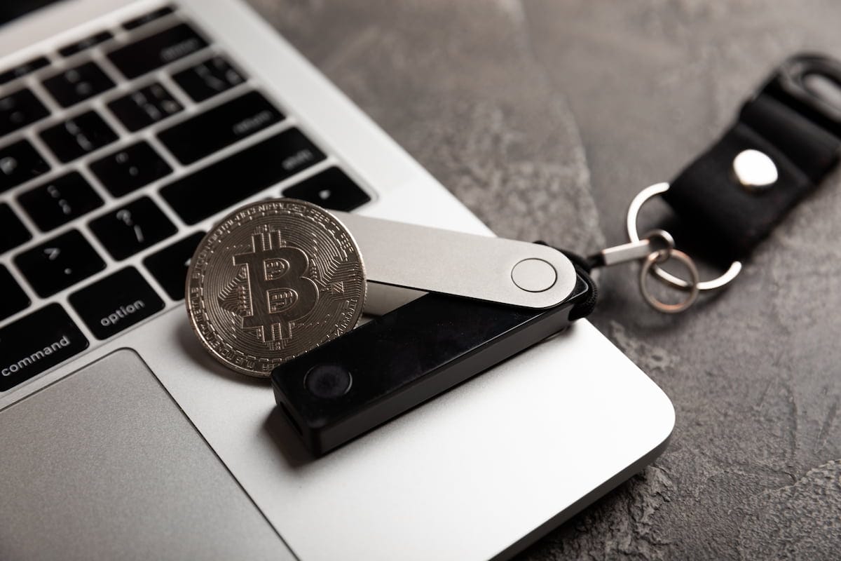 Cold wallet hardware usb med datamaskin og bitcoin mynt