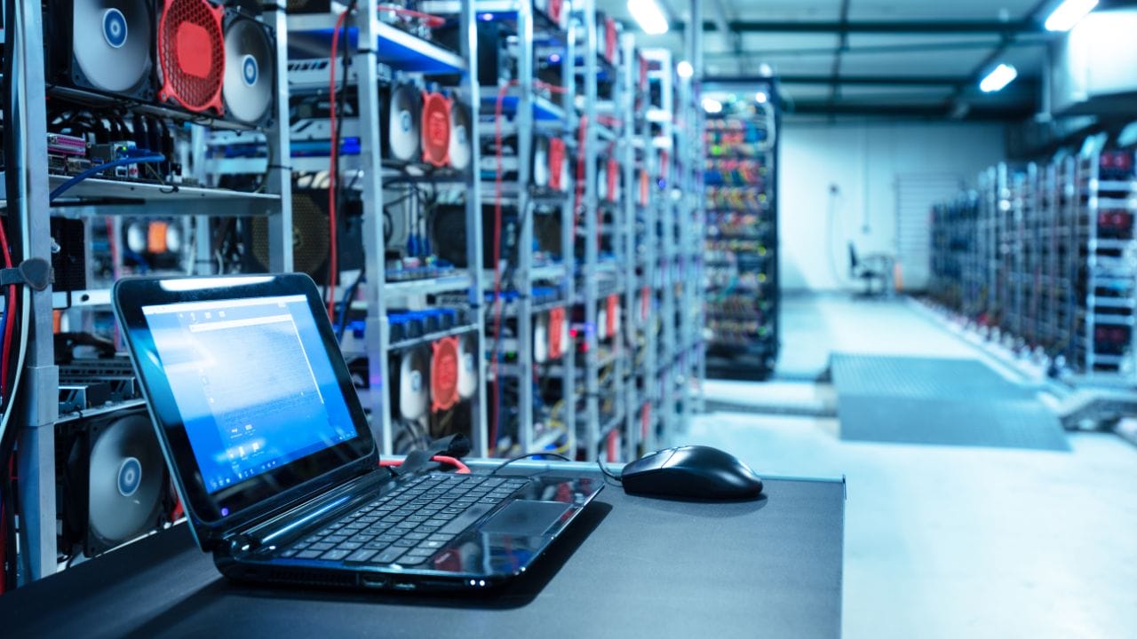 bitcoin louhinta tietokoneita teollisuushallissa