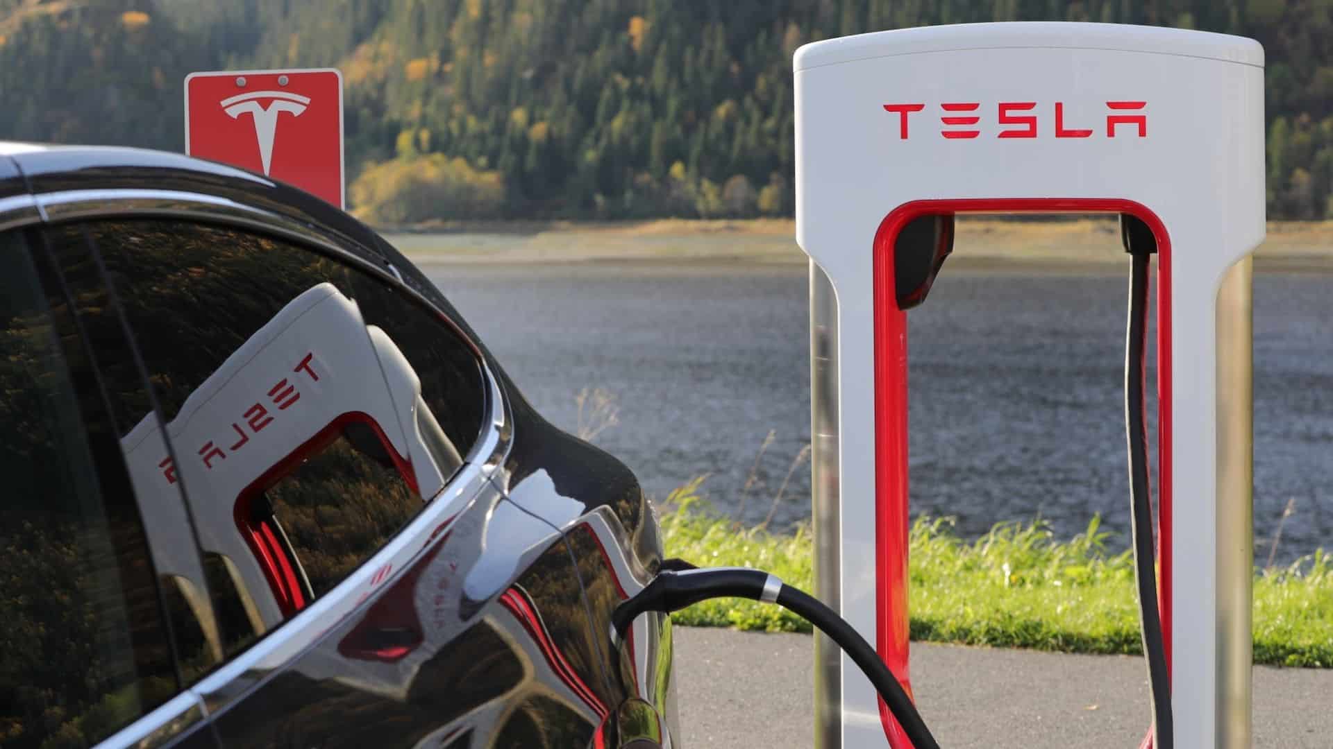 Tesla ja Outokumpu yhteistyöhön