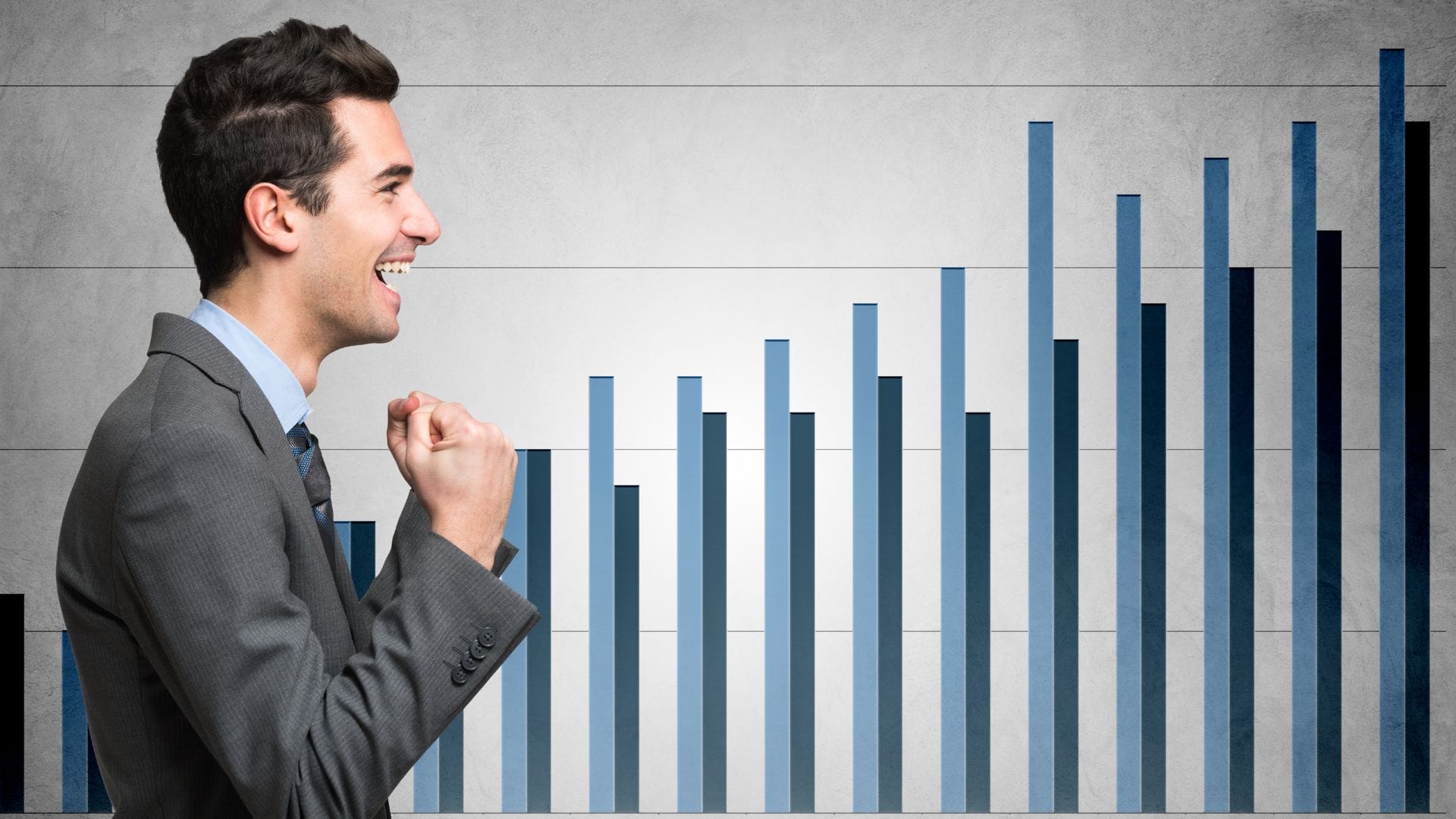 Helsingin pörssi noussee kesän nurkilla, arvioi analyytikko. Kuvituskuvassa mies hymyilee nouseville kursseille.