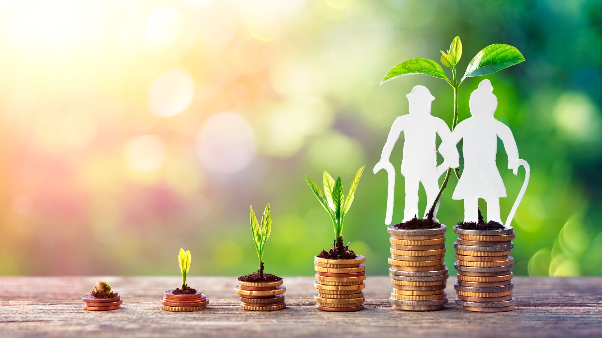 Eläkejärjestelmä kuvituskuvassa kolikoita ja silhuetit vanhuksista.