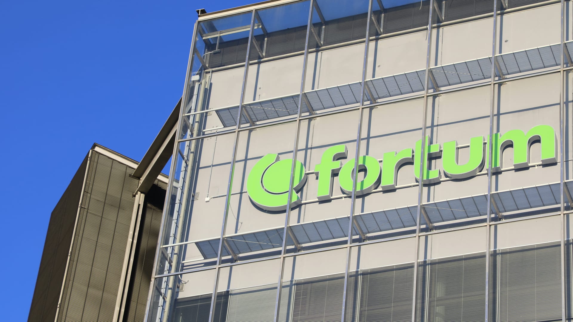 Fortum logo toimiston seinällä