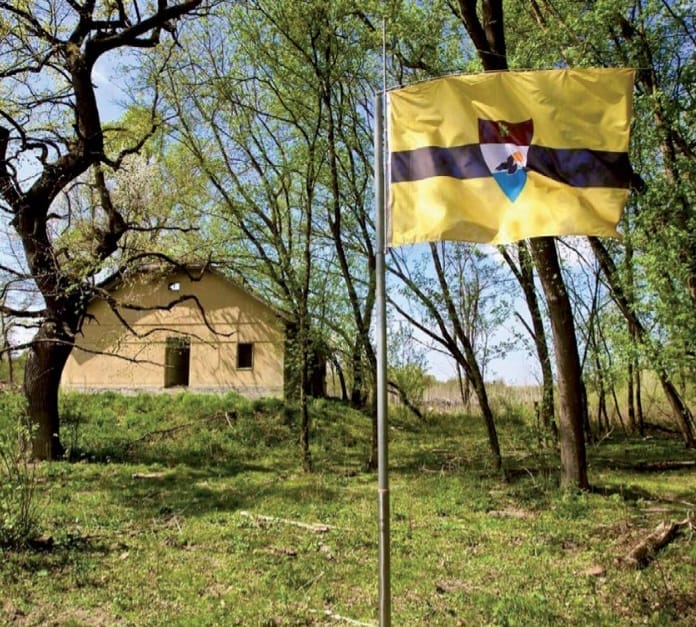 Liberland-lippu talon pihassa.