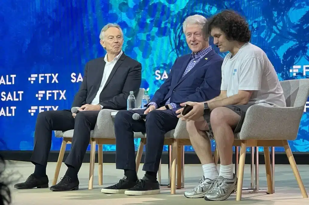 Tony Blair, Bill Clinton et SBF &agrave; la conf&eacute;rence Crypto Bahamas