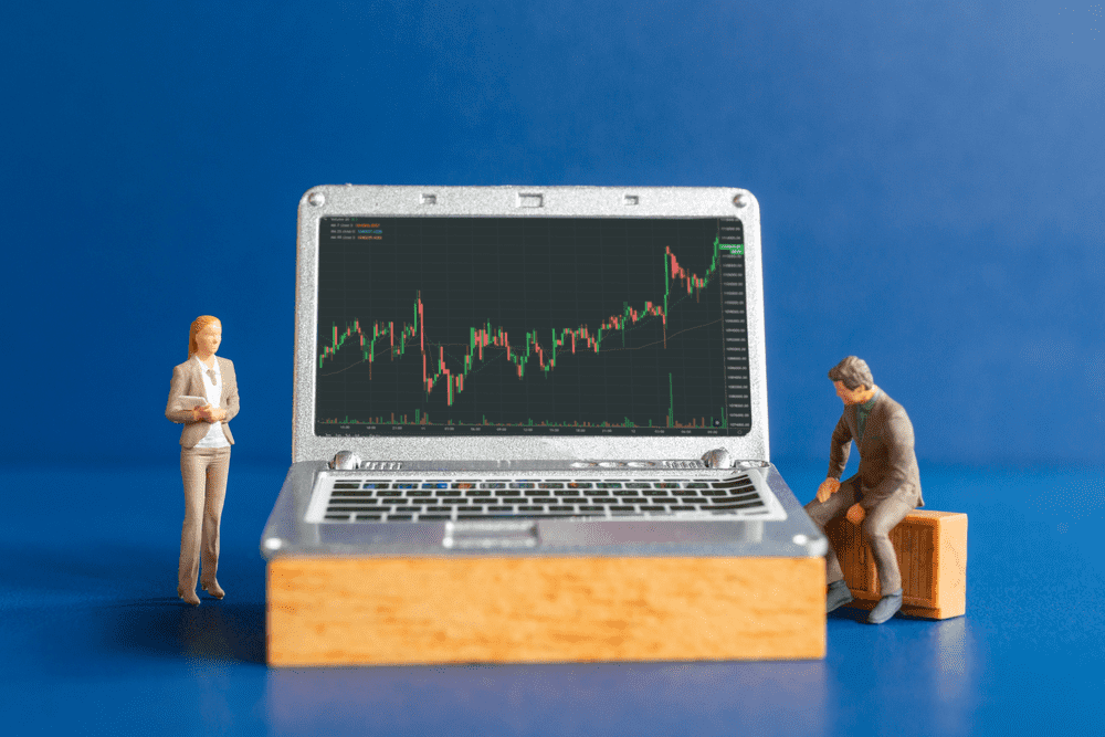 Котировки криптовалют на экране монитора