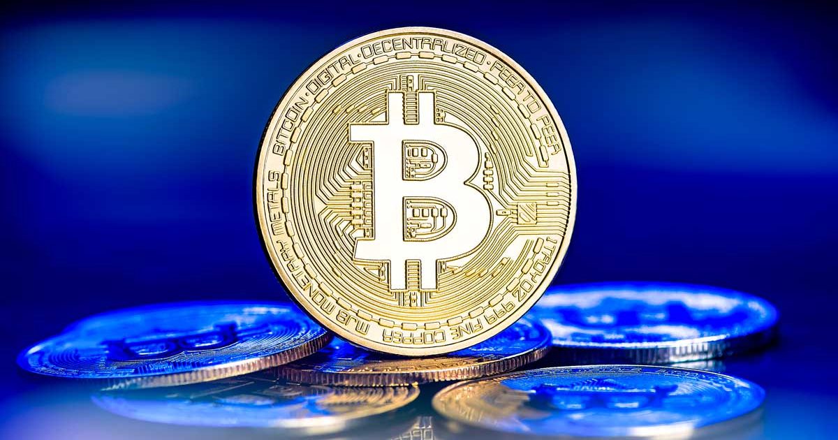 仮想通貨ビットコイン（BTC）のロゴが記された硬貨