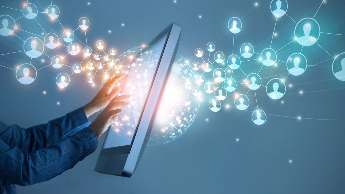 メタバーススクリーンに触れる男性の手