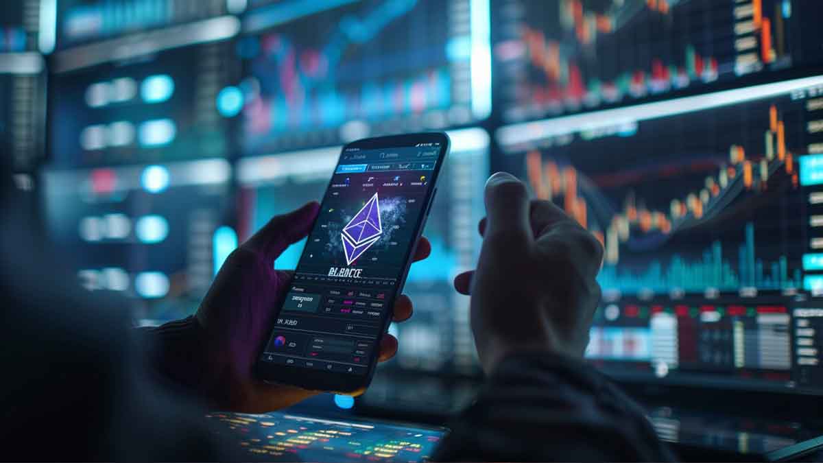 トレーダーの手が光る画面のスマートフォンを持ち、そこにイーサリアムとブラックロックのロゴが表示されている。