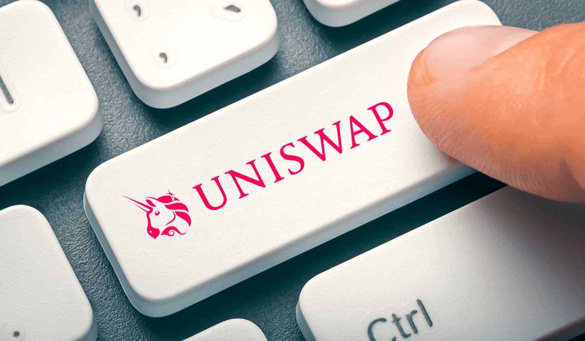 زر لوحة مفاتيح بيضاء عليها شعار Uniswap باللون الأحمر