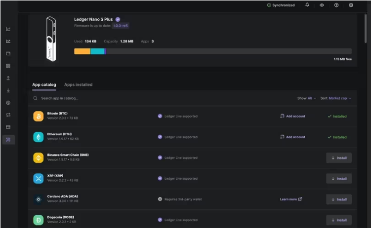 لقطة شاشة تعرض معلومات لإحدى محافظ Ledger Nano S Plus مثل العملات الرقمية المخزنة وغيرها