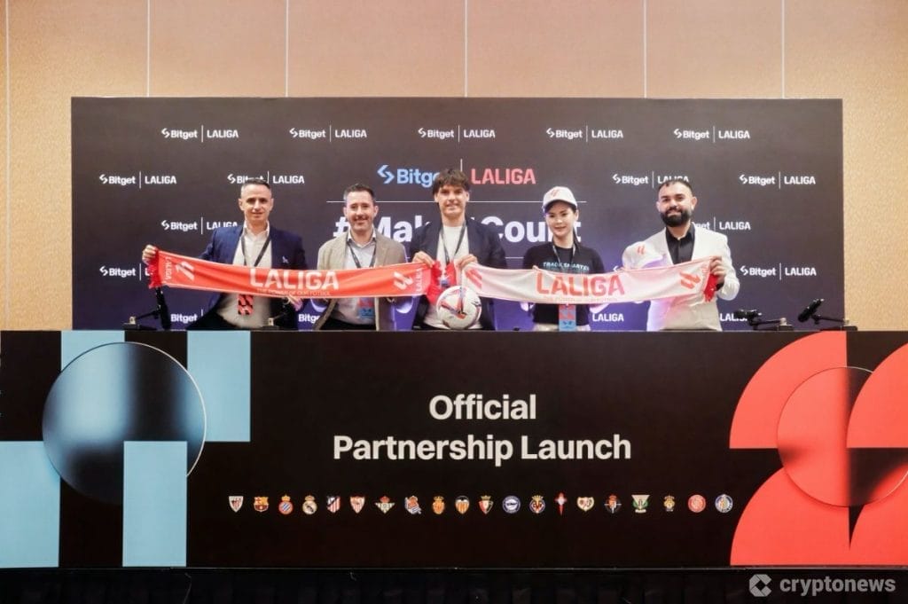 مجموعة من الأشخاص يحتفلون بشراكة الدوري الإسباني مع منصة Bitget