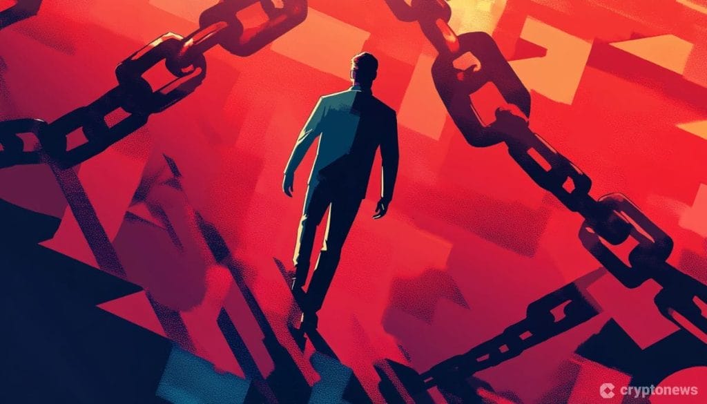 رجل يسير محاطاً بالأصفاد