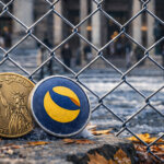 dollar coin and a worn Terra token sit behind a courthouse fence, symbolizing how the Jump–Terraform lawsuit is testing confidence in stablecoin trust structures.