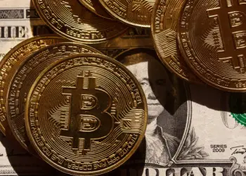 ¿Caerá Bitcoin a $96,000 o se disparará a $120,000? Analistas divididos.
