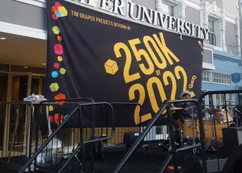 A banner with 250K and the year 2022 written on it. Above it says Draper University