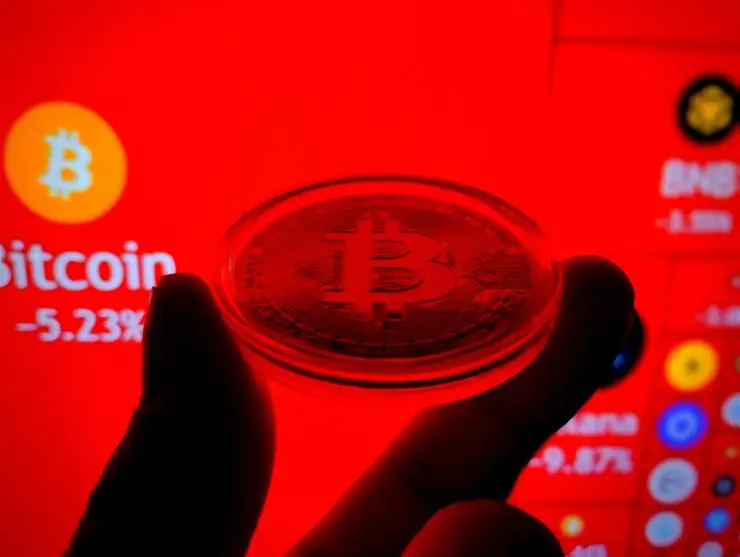 Bitcoin kryptomeny v červených číslach